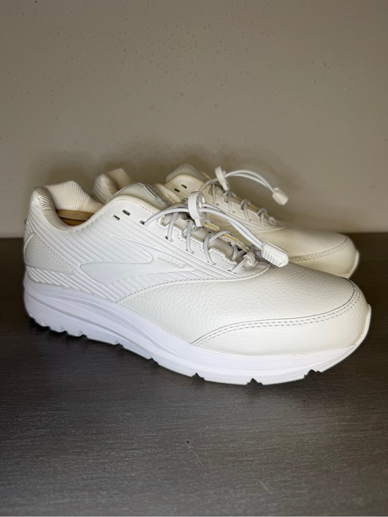 Brooks Shoes - Brooks Addiction Walker 2 Women's 10.5 D Off White Leather Sneaker Excellent Cd